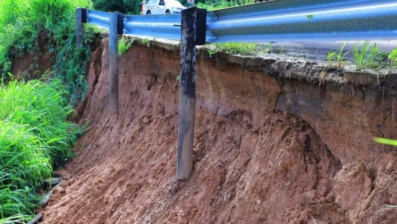  Part of the collapsing road.