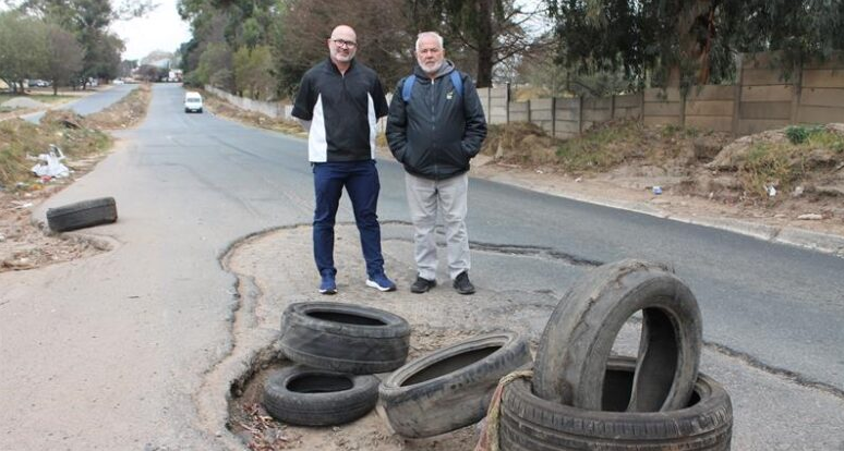  CMR golf course committee member Roscoe Katz with chairperson Siki Wadvalla, shows where concerned residents put truck tyres in a pothole to alert motorists to the danger.