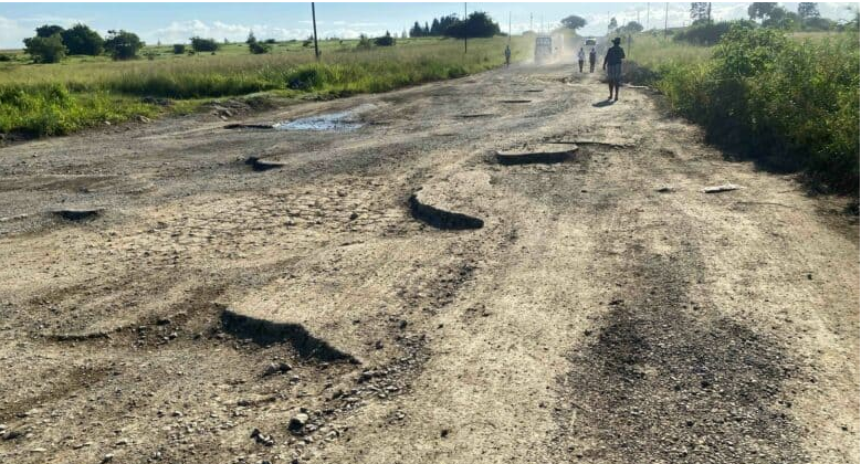  Construction, which began early last year on the road linking the R102 at Groutville with the N2 at Thembeni, has been stalled since last November. 