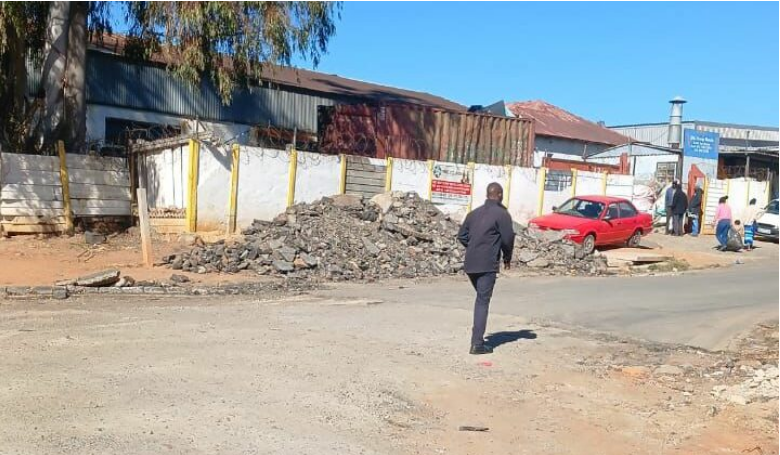 Johannesburg Roads Agency’s scheduled repairs to potholes on 10th Road in Kew remain unfinished days after the promised deadline. 