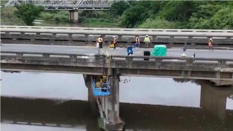 A screenshot showing construction teams busy with repair work on the Umbogintwini River bridge on the N2 in KwaZulu-Natal.