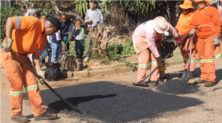  JRA teams use rollers to compress and flatten the asphalt. 