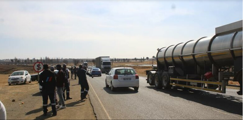 The Govan Mbeki Municipality Executive Mayor, Nhlakanipho Zuma, highlighted the historical and socio-economic importance of the Road P216/1