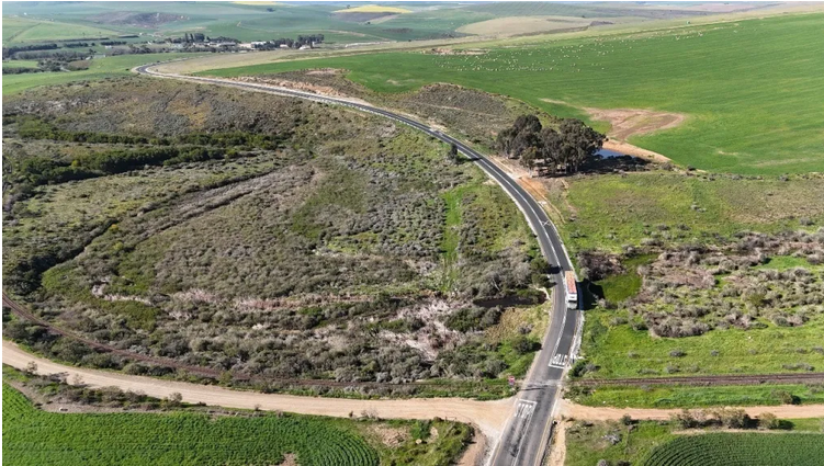 The relatively short Boontjieskraal Road in the Overberg has after many years of construction only just been completed, and at a cost of R43.5 million