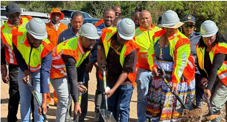 Cllr Jabulani Ndlovu, MEC Thulasizwe Thomo, Chief Nicholas Ngomane, Mayor Phindile Magagula and MMC Thandeka Makamo. 