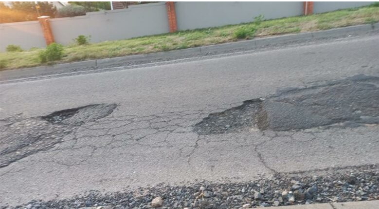 Moreleta Park residents are fed up with the state of De Villabois Mareuil Drive. 