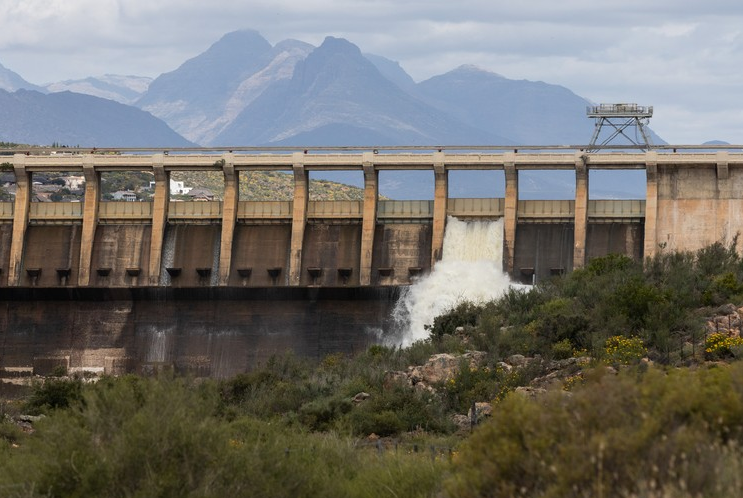 The Clanwilliam Dam set against the magnificent Cederberg mountains.