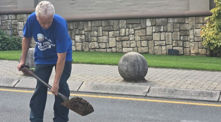  Ward 94 councillor David Foley fills dangerous potholes with sand as a temporary measure. 