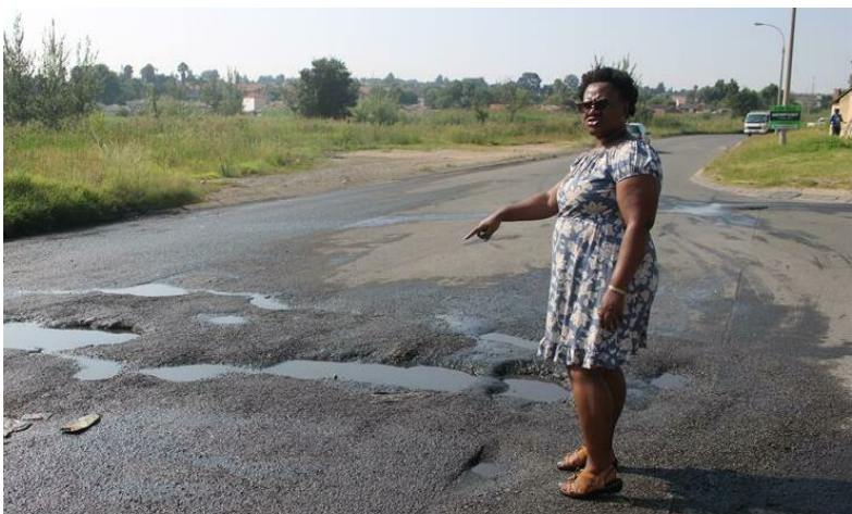  Ward 13 Clr Bulelwa Ngqwangi points to potholes on Ossewa Road. 