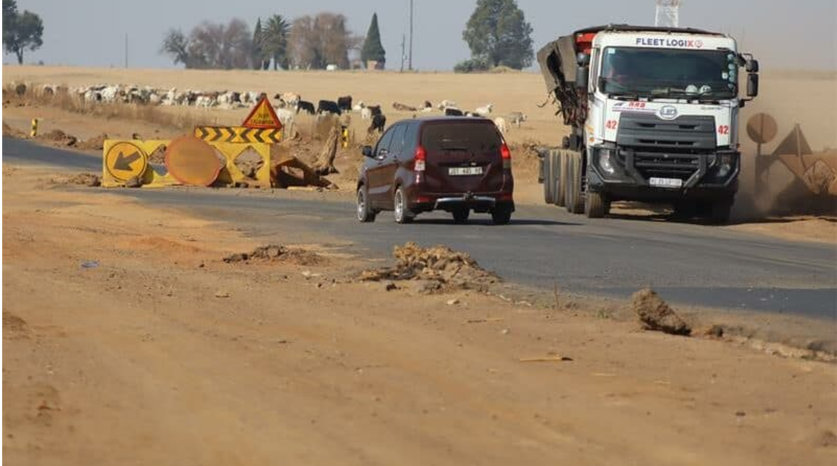 Motorists had to drive on the side of the road as a portion of the R545 Bethal Kriel road had been barricaded off. 