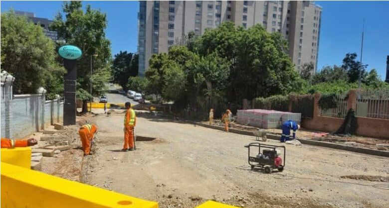  A Johannesburg Roads Agency team carries out final road works at Pretoria Avenue and Katherine Street in Sandown. 