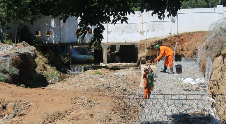 Local labourers onsite at the Fairland gabions project.