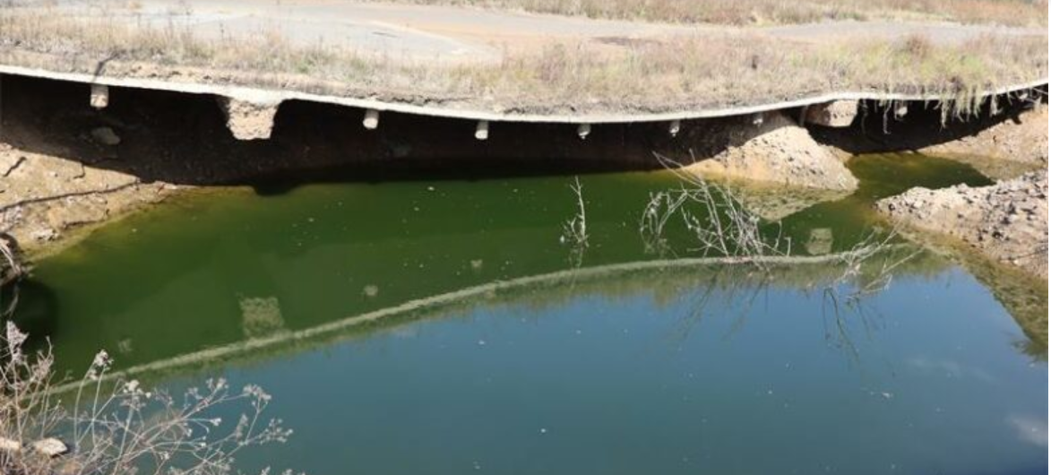 Water has accumulated in the sinkhole on the northbound shoulder of Rondebult Road, where visible signs of ongoing erosion have raised concerns about further deterioration. 