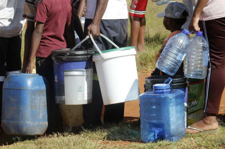 A child in Wesselton wheeled his 25L cans to get water for his house.