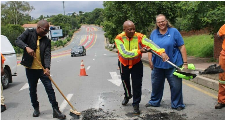  City of Johannesburg regional director Thaba Makgafela, Transport MMC Kenny Kunene, and Ward 103 councillor Lynda Shackelford assist JRA teams during operation restore in Sandton. 
