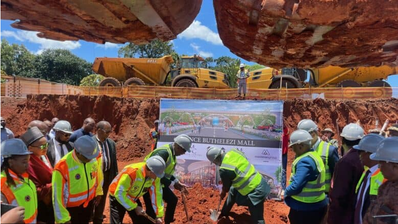  The sod-turning ceremony at Prince Buthelezi Mall. 